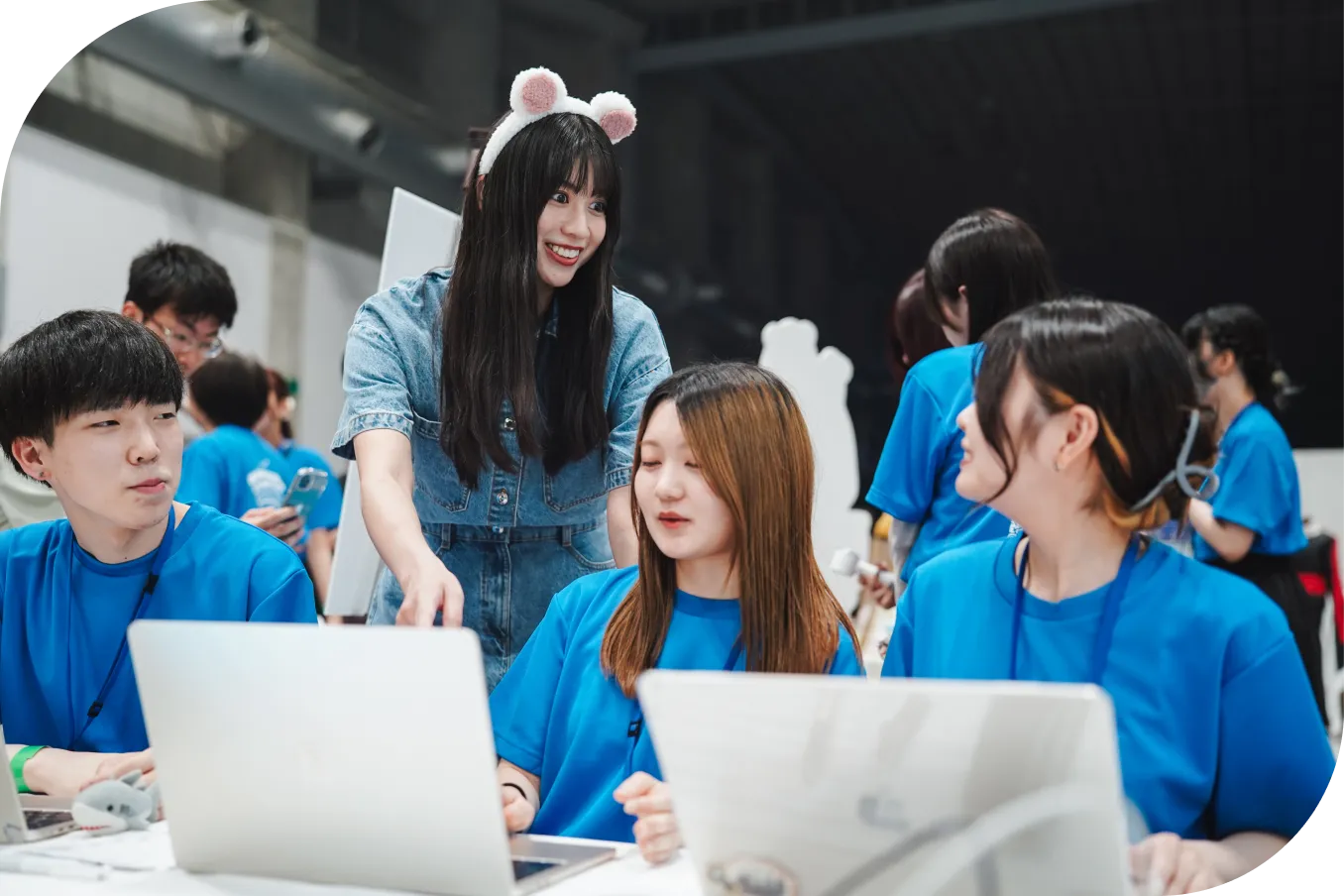 ゲストでお越しいただいた木野山ゆうさんとWeb学科の生徒達との微笑ましい写真